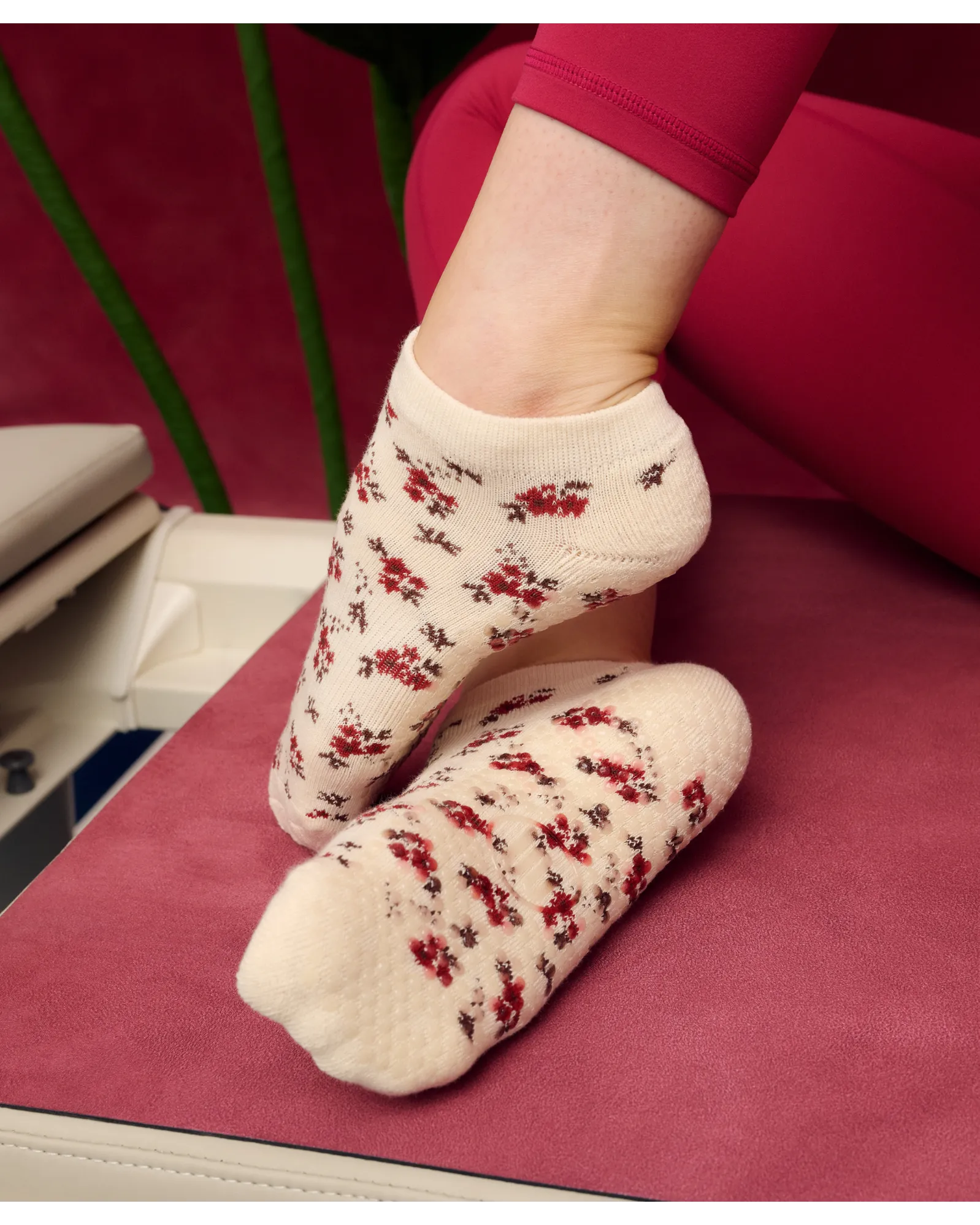 Move Active Classic Low Rise Grip Socks - Ditsy Floral