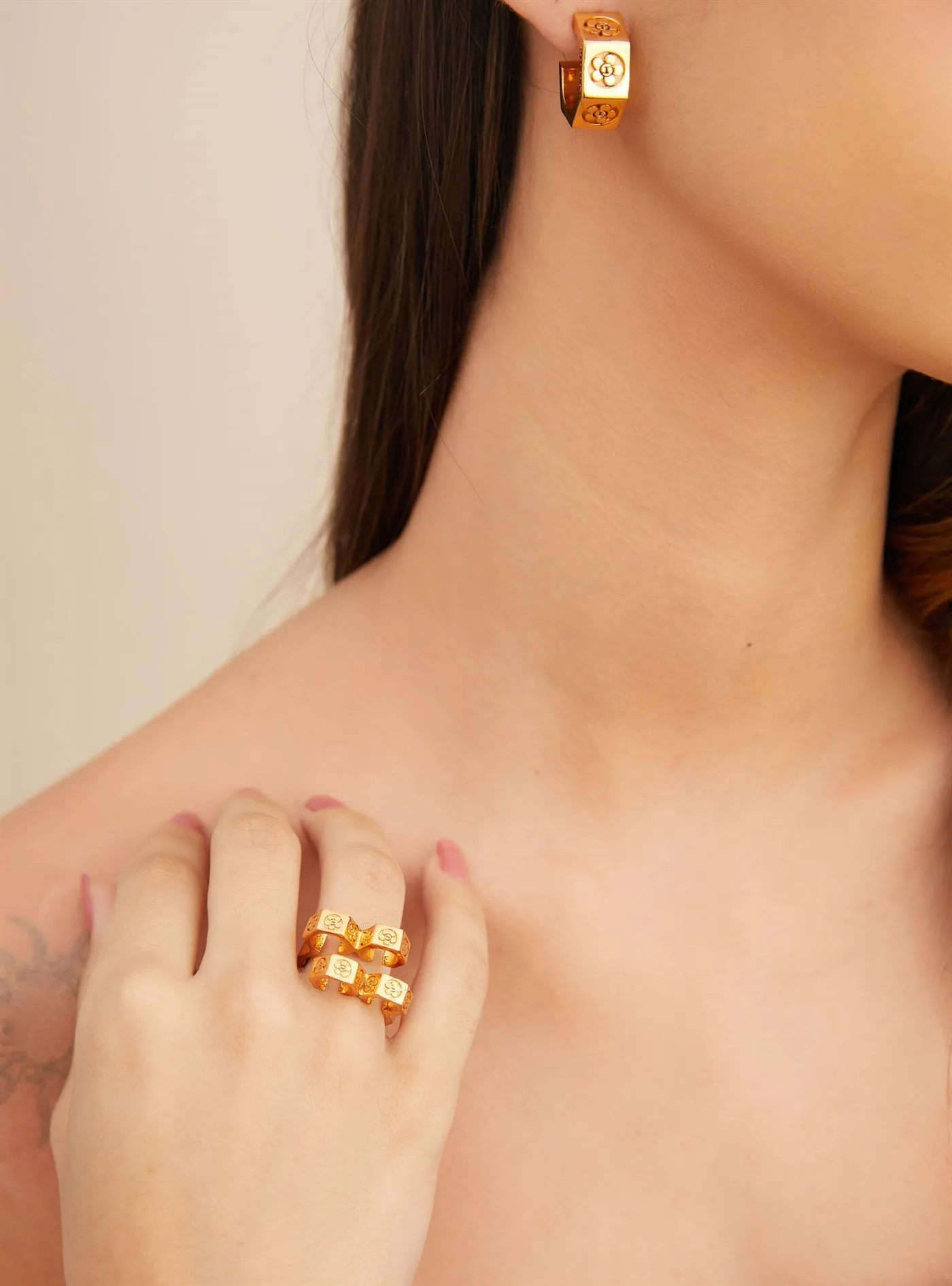 Outhouse   I   Oh Poppi Houston Street Quatro Bolt Ring Brass, Gold Accessories OHAW21RI061