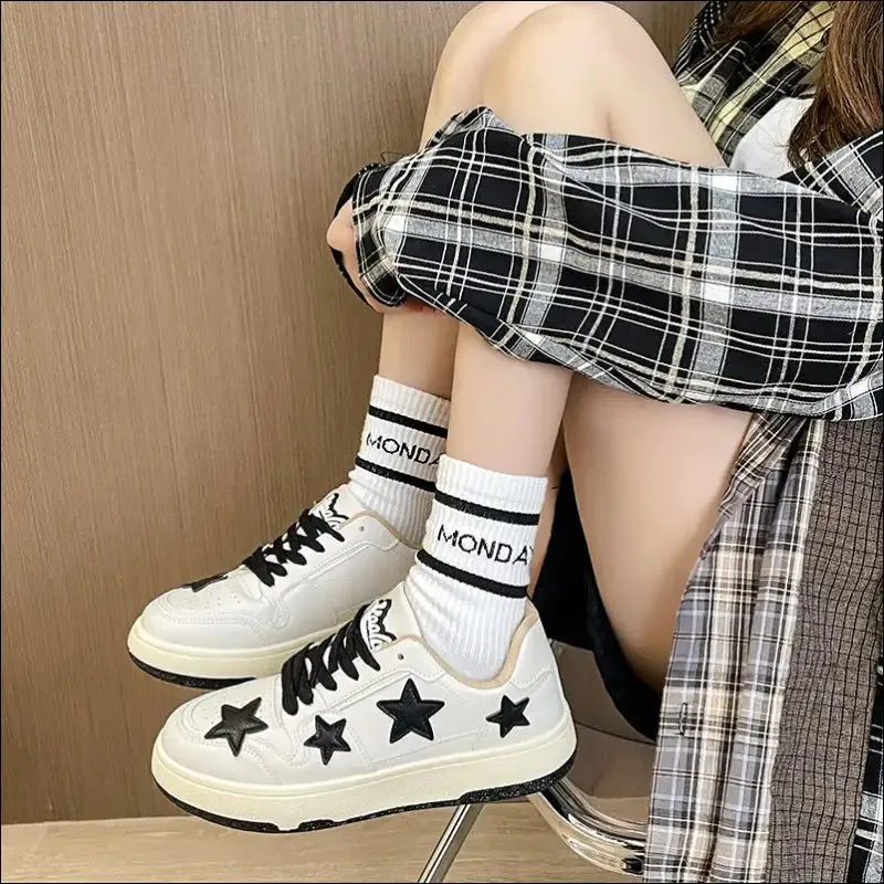 Trendy Contrast Star Round Toe Athletic Sneakers