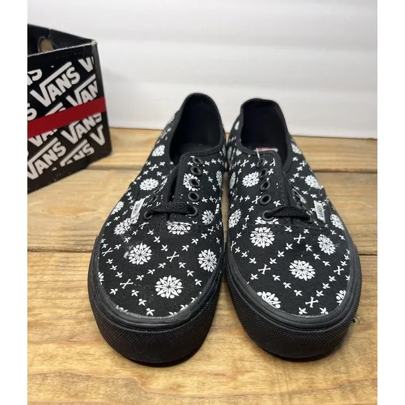 Vans Off The Wall Skate Shoes Authentic Black And White Men's 7 Women's 8.5